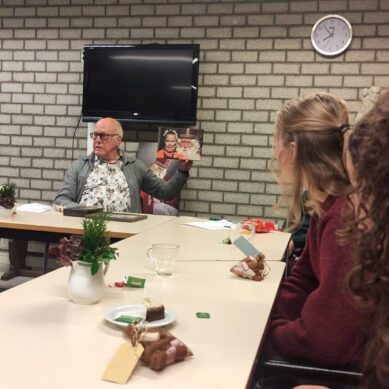 Sinterklaas op bezoek bij jongerengroep Connecting