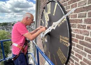 De wijzers van de kerkklok succesvol gerepareerd!