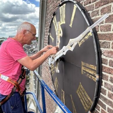 De wijzers van de kerkklok succesvol gerepareerd!